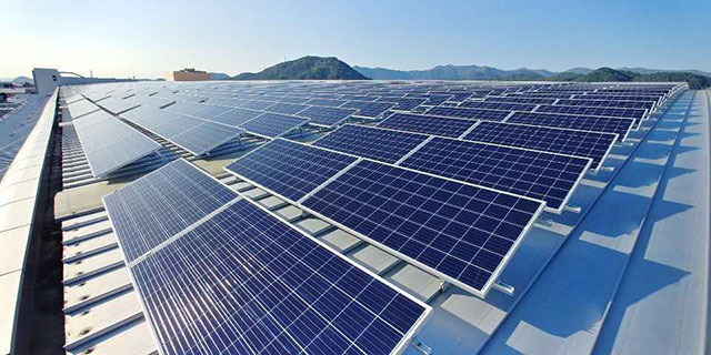 Montagem solar com suporte triangular para telhado plano